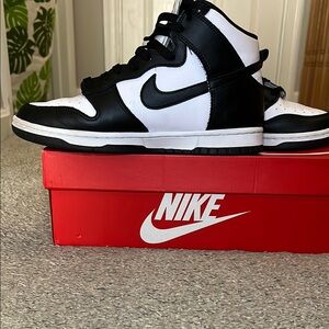 NIKE DUNKS Mens Black and White Sneakers